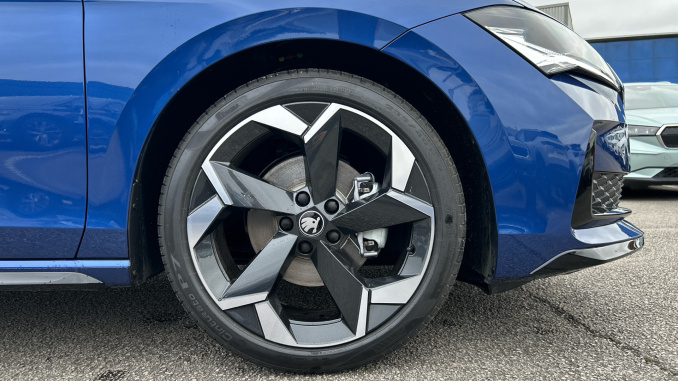 Skoda Superb 1.5 TSI e-TEC Sportline 5dr DSG Petrol Hatchback - Image 5
